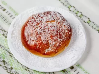 Булочка с вишней