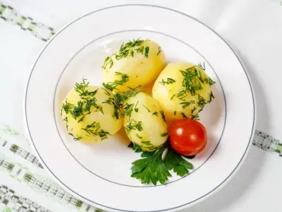 Картофель отварной с укропом